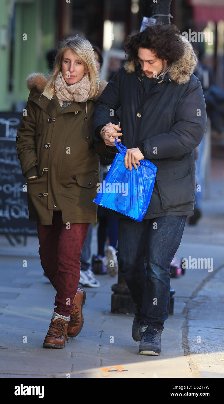 Gravidanza Taylor-Wood Sam e Aaron Johnson a spasso per Primrose Hill Londra Inghilterra - 06.01.12 Foto Stock