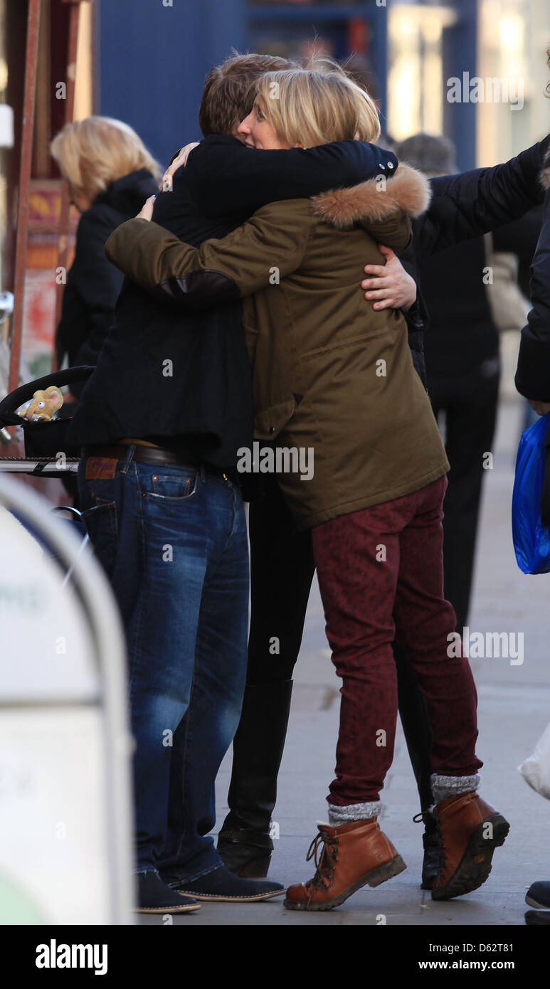 Gravidanza Taylor-Wood Sam e Aaron Johnson salutare James Corden mentre a spasso per Primrose Hill Londra Inghilterra - 06.01.12 Foto Stock