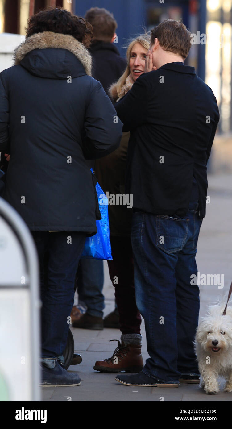 Gravidanza Taylor-Wood Sam e Aaron Johnson salutare James Corden mentre a spasso per Primrose Hill Londra Inghilterra - 06.01.12 Foto Stock
