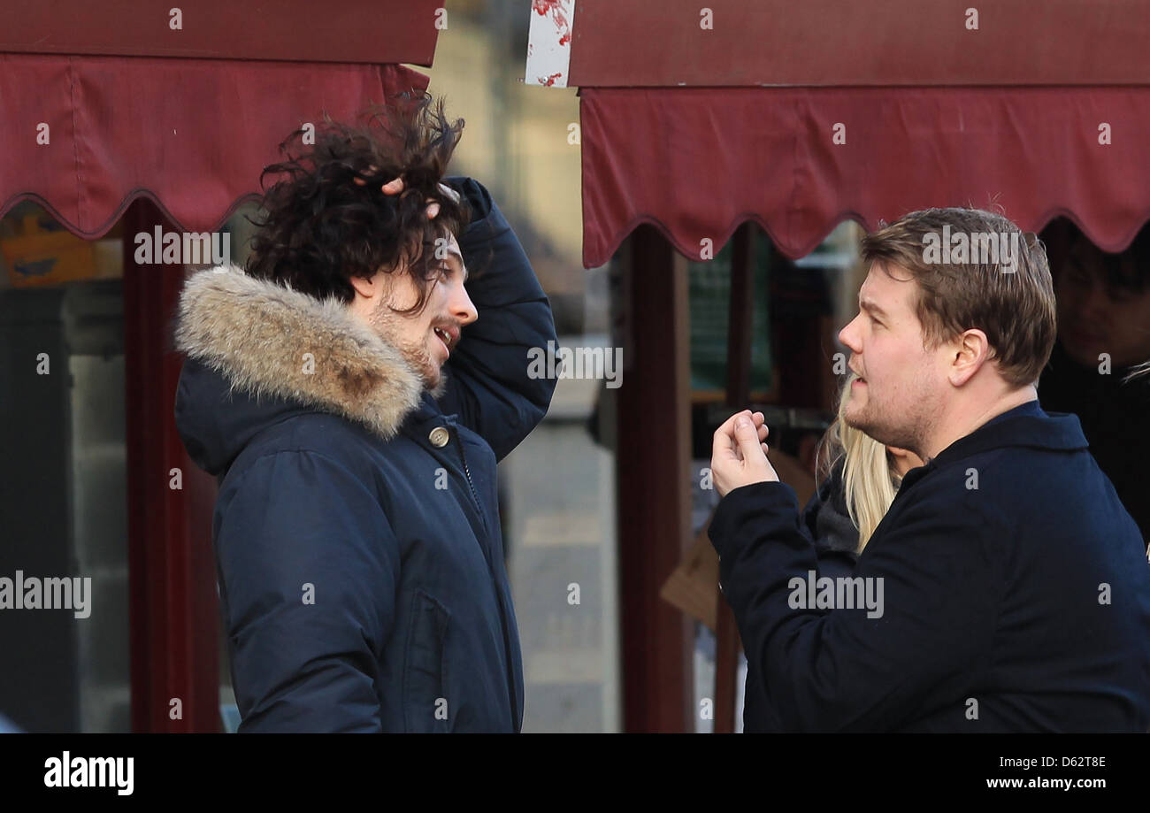 Gravidanza Taylor-Wood Sam e Aaron Johnson salutare James Corden mentre a spasso per Primrose Hill Londra Inghilterra - 06.01.12 Foto Stock