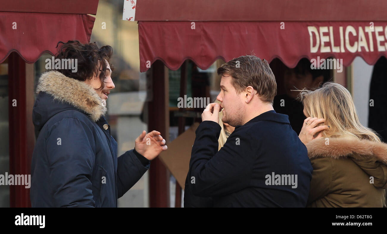 Gravidanza Taylor-Wood Sam e Aaron Johnson salutare James Corden mentre a spasso per Primrose Hill Londra Inghilterra - 06.01.12 Foto Stock