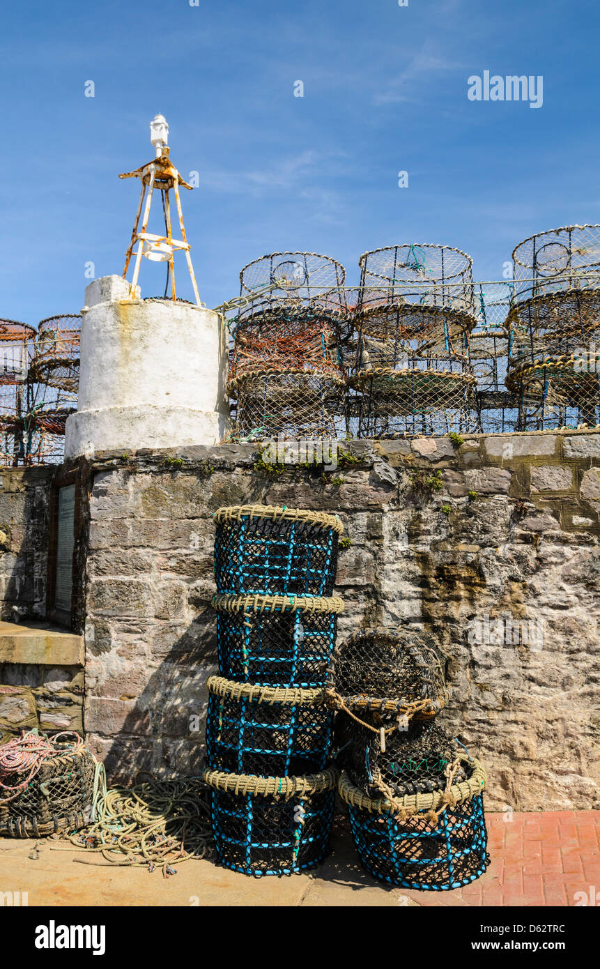 Aragosta bicchieri impilati sul quay nella città di pescatori di Brixham, Devon, Inghilterra. Foto Stock