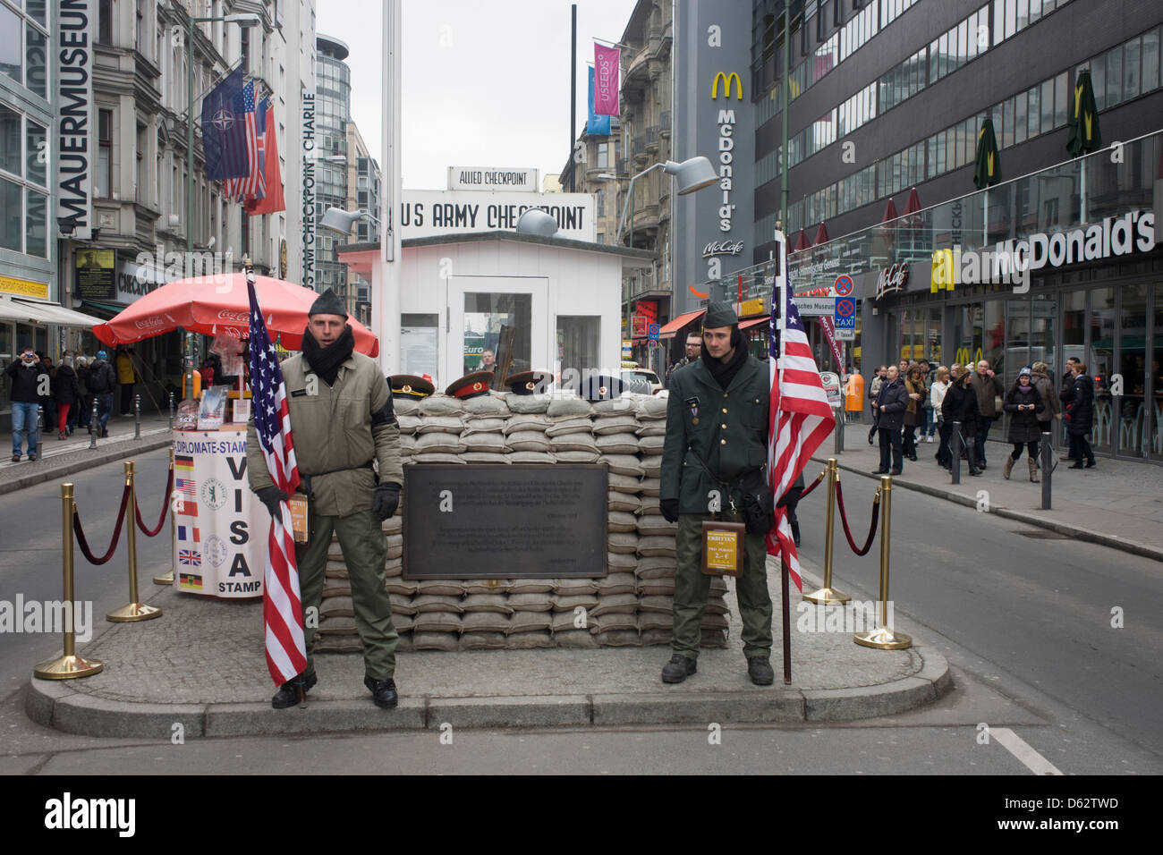 Giovani uomini, riprendendo il primo attraversamento della frontiera orientale comunista e la Germania occidentale durante la guerra fredda in corrispondenza del sito dell'ex Checkpoint Charlie, il confine. Il muro di Berlino è stata una barriera costruita dalla Repubblica democratica tedesca, la Germania Est) a partire dal 13 agosto 1961, che completamente tagliata (via terra) a Berlino Ovest dal circostante della Germania orientale e di Berlino Est. (Di più nella descrizione) .. Foto Stock