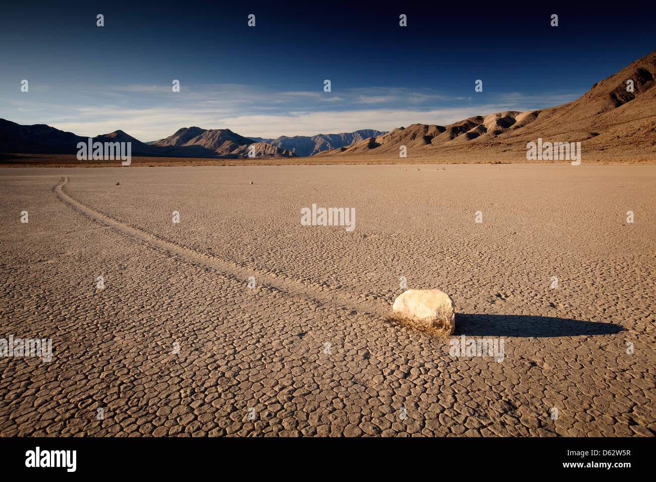 Spostando il rock in autodromo, Death Valley, California, Stati Uniti d'America Foto Stock