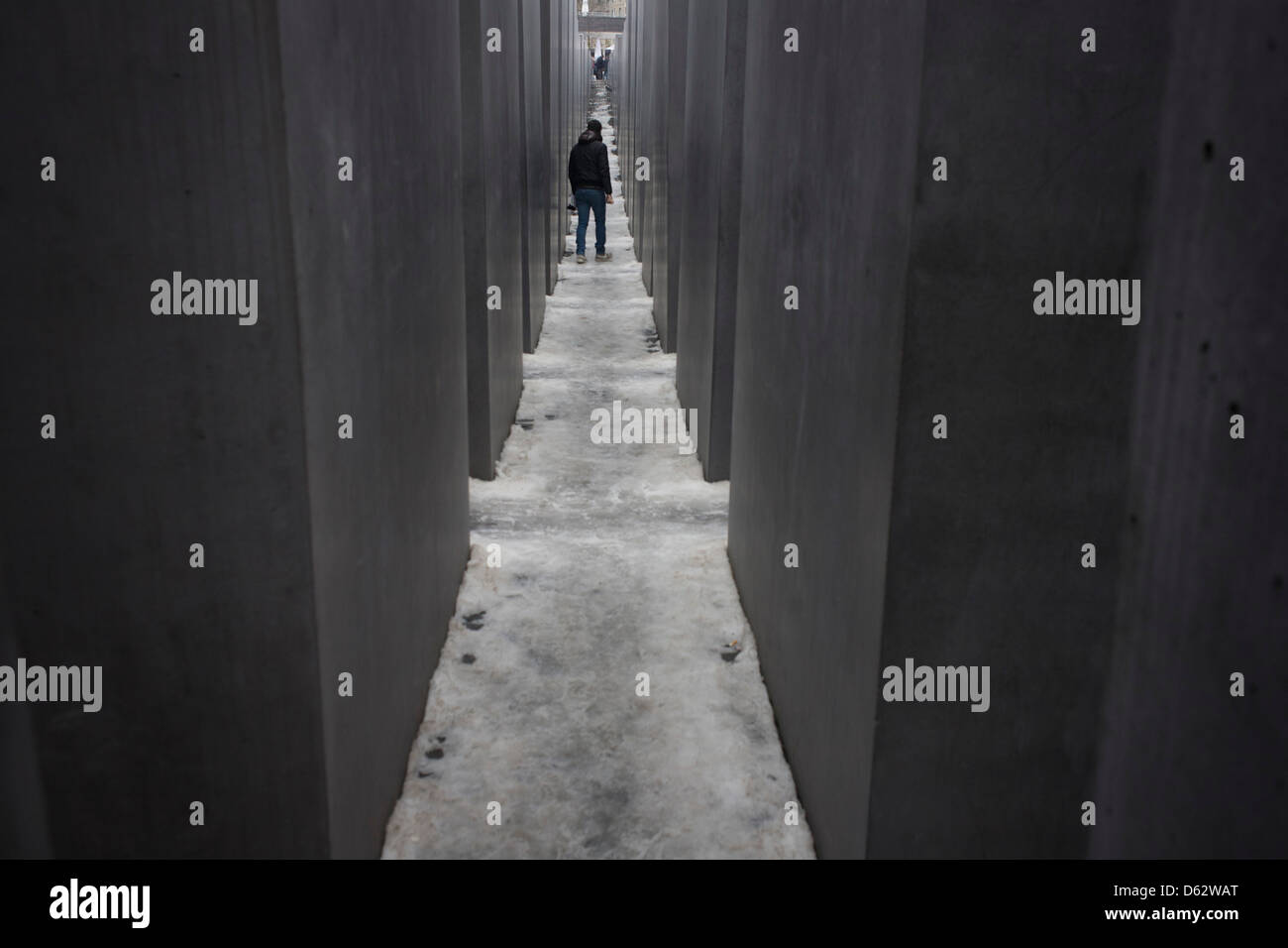 Il campo di stele dell'outdoor memoriale dell'Olocausto, un promemoria ebraica di persecuzione e di antisemitismo in Europa durante la seconda guerra mondiale. Architetto statunitense Peter Eisenman controversi del design è stato scelto come un raccordo omaggio agli ebrei che morirono prima e durante la Seconda Guerra Mondiale come parte di Hitler del piano di sterminarli. Eisenman il design è piuttosto unica e ha prelevato sia elogi e critiche. (Di più nella descrizione) .. Foto Stock