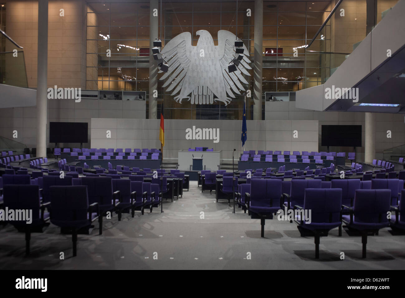 La Sala Plenaria nel centro del vecchio edificio del Reichstag di Berlino, Germania. Il Bundestag è un organismo legislativo in Germania. Il nuovo edificio del Reichstag fu ufficialmente inaugurato il 19 aprile 1999. Almeno 598 membri del Bundestag sono eletti e di incontrare qui. Foto Stock