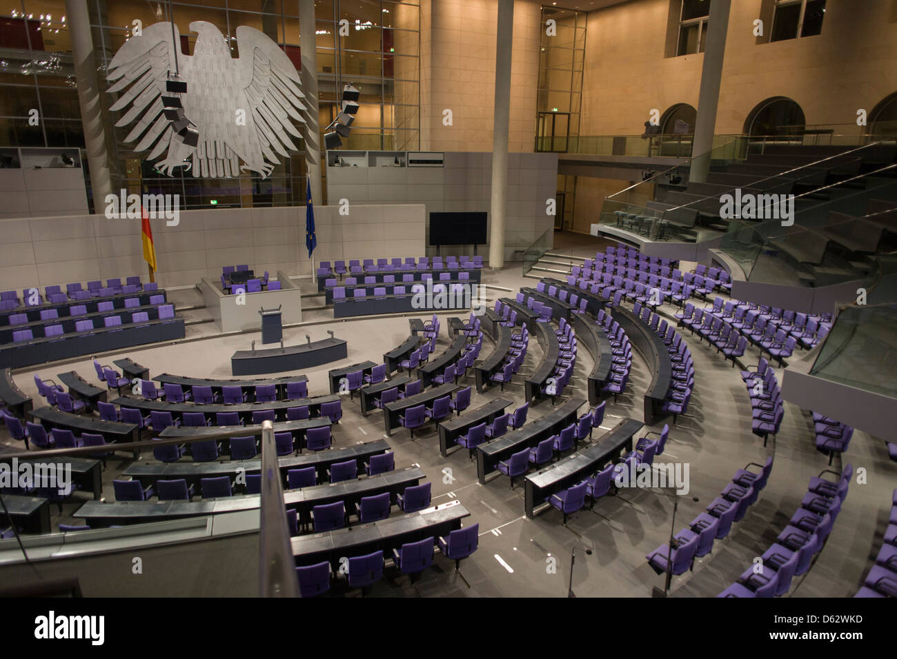 La Sala Plenaria nel centro del vecchio edificio del Reichstag di Berlino, Germania. Il Bundestag è un organismo legislativo in Germania. Il nuovo edificio del Reichstag fu ufficialmente inaugurato il 19 aprile 1999. Almeno 598 membri del Bundestag sono eletti e di incontrare qui. Foto Stock