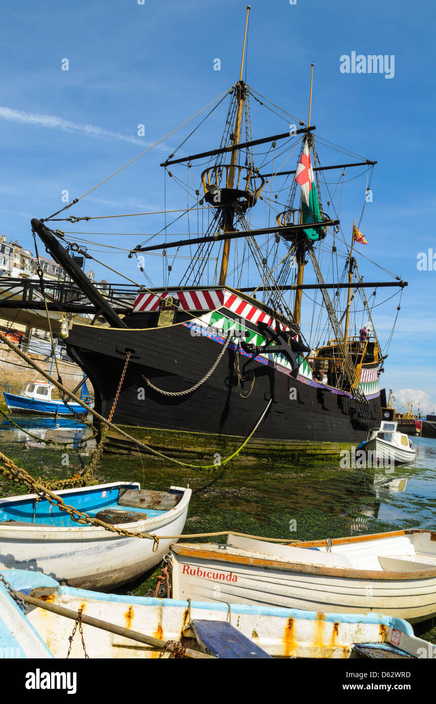 Replica del galeone inglese, Golden Hind, in Brixham Harbour, Devon, Inghilterra. Foto Stock