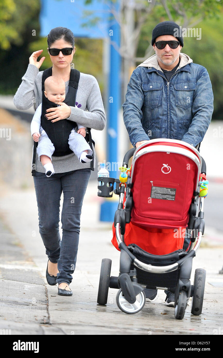 Selma Blair, Jason Bleick, e il loro figlio Arthur Saint sono visti voce per pranzo in West Hollywood e Los Angeles, California - Foto Stock