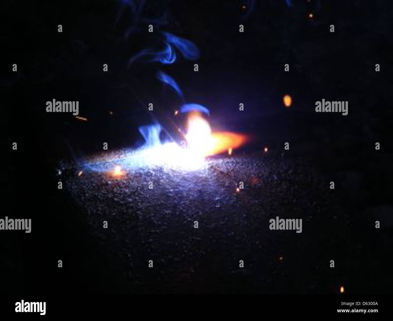 La saldatura manuale ad arco metallico (MMAW), nota anche come saldatura a bastone, è un processo che coinvolge un arco elettrico per fondere i metalli. Viene utilizzato nelle industrie edili e metallurgiche, producendo saldature forti. Foto Stock