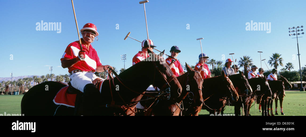 Panoramica dei giocatori di polo arbitro cavalli campo t Foto Stock
