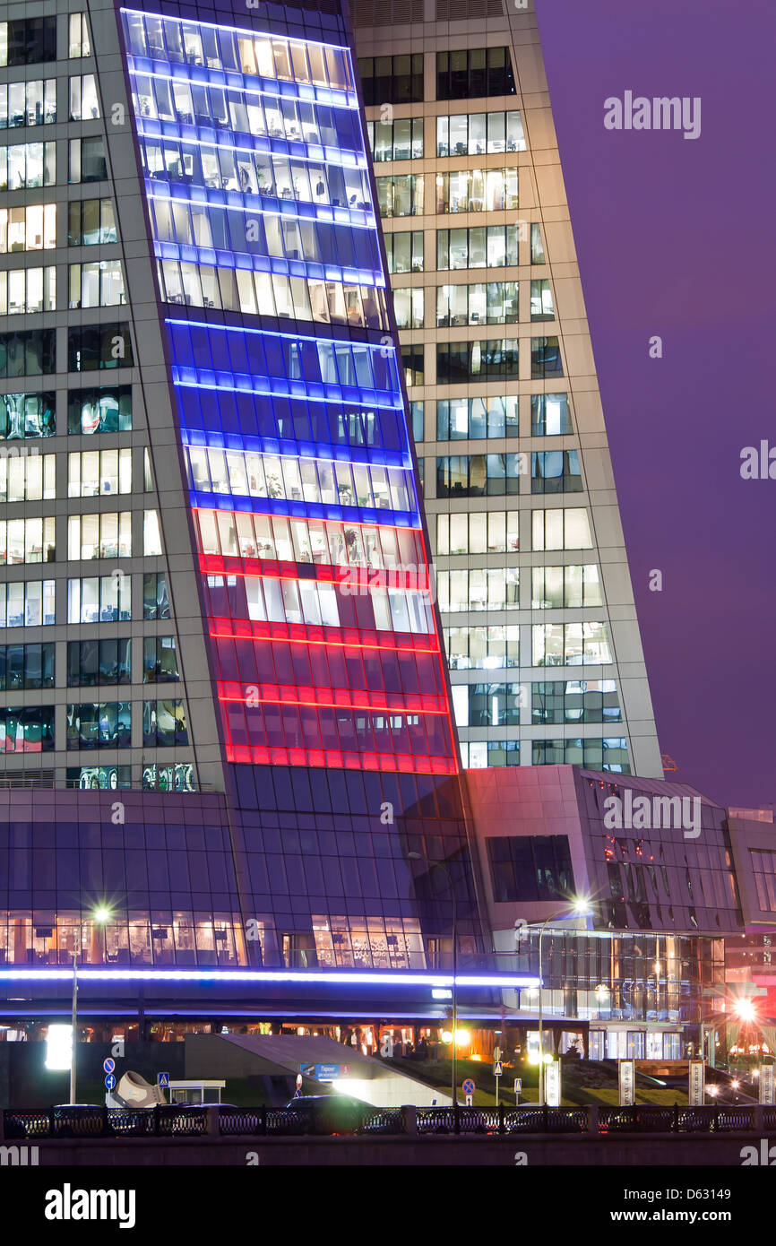 Illuminata di windows office grattacielo dopo la fine del giorno lavorativo Foto Stock