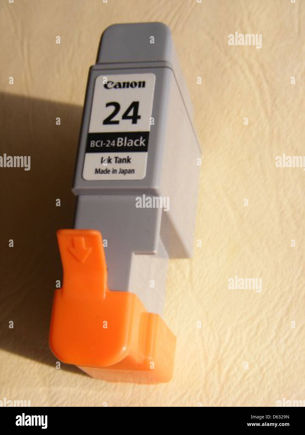 Il serbatoio d'inchiostro nero BCI-24 è stato progettato per stampanti Canon specifiche e fornisce inchiostro di alta qualità e di lunga durata per la stampa di documenti e foto. Il serbatoio presenta un design compatto ed è facile da installare e sostituire per operazioni di stampa efficienti. Foto Stock