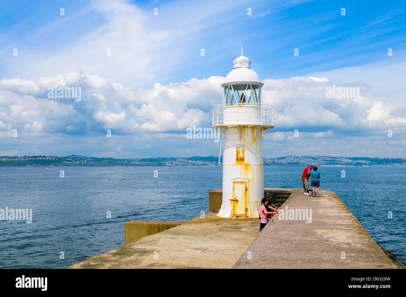 Il faro alla fine del frangionde accanto a Brixham Marina che si affaccia su Torbay, Devon, Inghilterra. Foto Stock