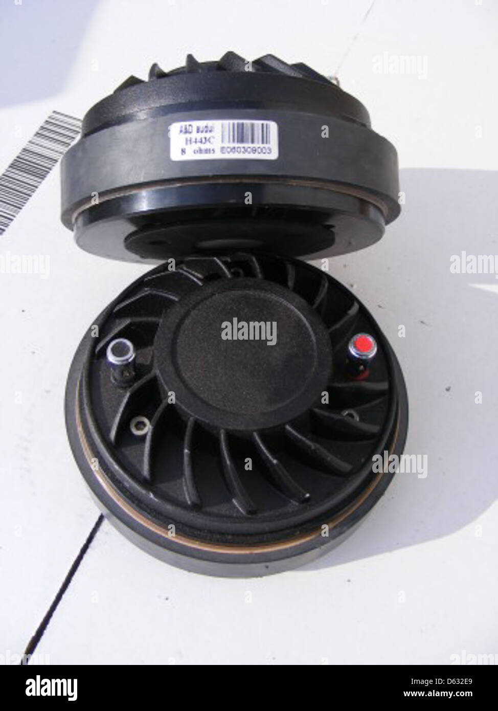 Un'immagine dei driver audio ad alta frequenza, utilizzati nelle apparecchiature audio per offrire un'uscita audio chiara e di alta qualità. Questi driver sono parte integrante dei sistemi audio e degli altoparlanti professionali. Foto Stock