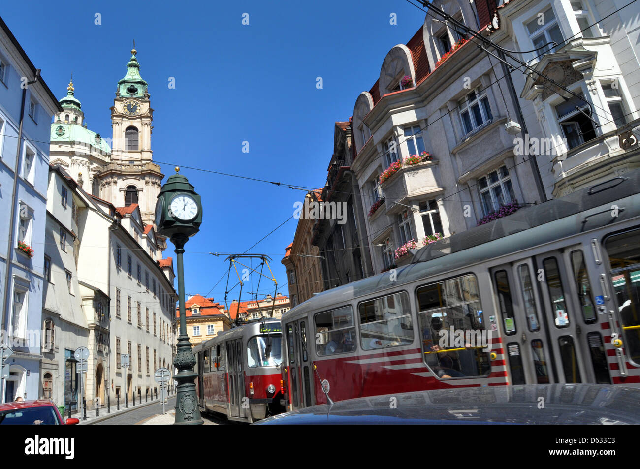 Il tram costeggia il quartiere di Mala Strana di Praga, l'Europa orientale Foto Stock