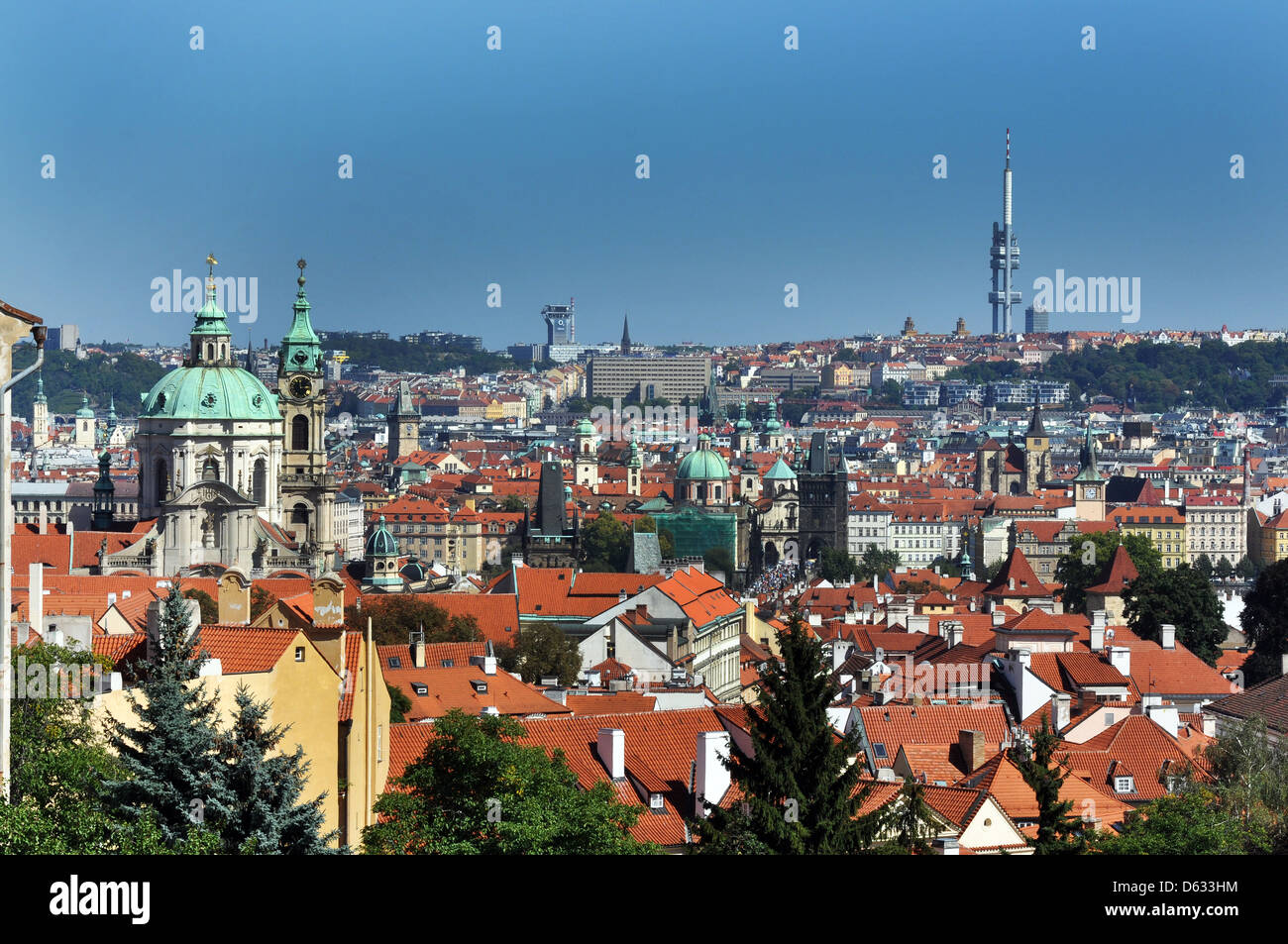 Vista di Praga con la Chiesa di San Nicola e il Ponte Carlo Foto Stock
