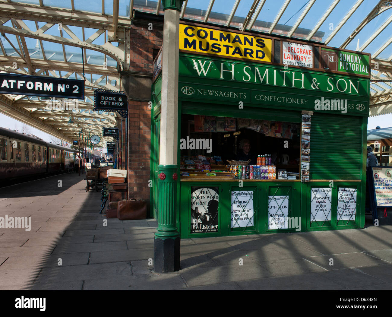 W H Smith Chiosco storico sulla piattaforma della stazione a Loughborough Stazione Centrale , Leicestershire. Foto Stock