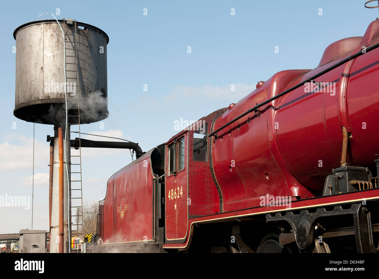 48624 LMS 8f nella classe 2-8-0 motore a vapore assumendo acqua alla stazione Loughborogh, Great Central Railway, Leicestershire, Inghilterra, Foto Stock