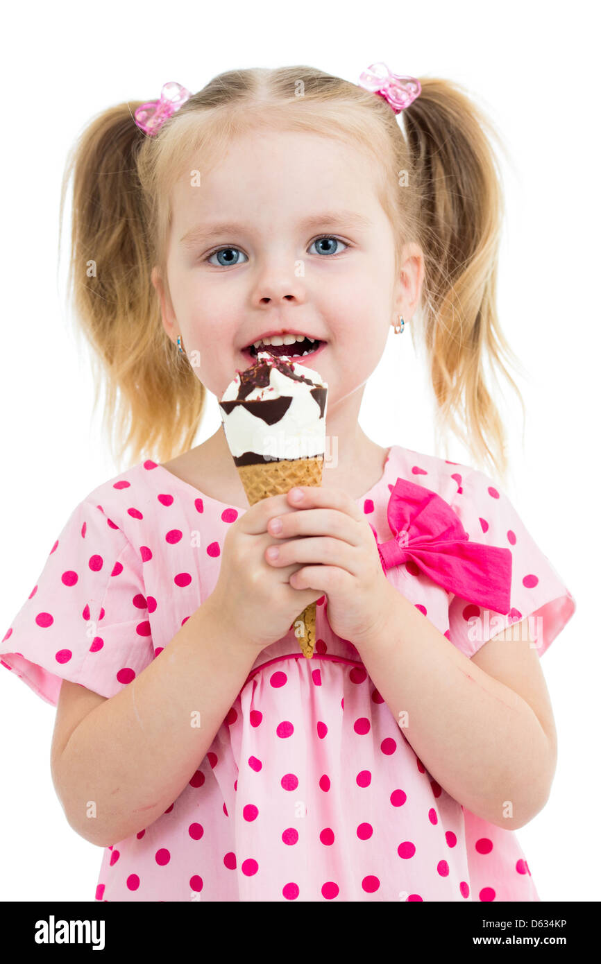 Bambino gioiosa ragazza a mangiare il gelato in studio isolato Foto Stock