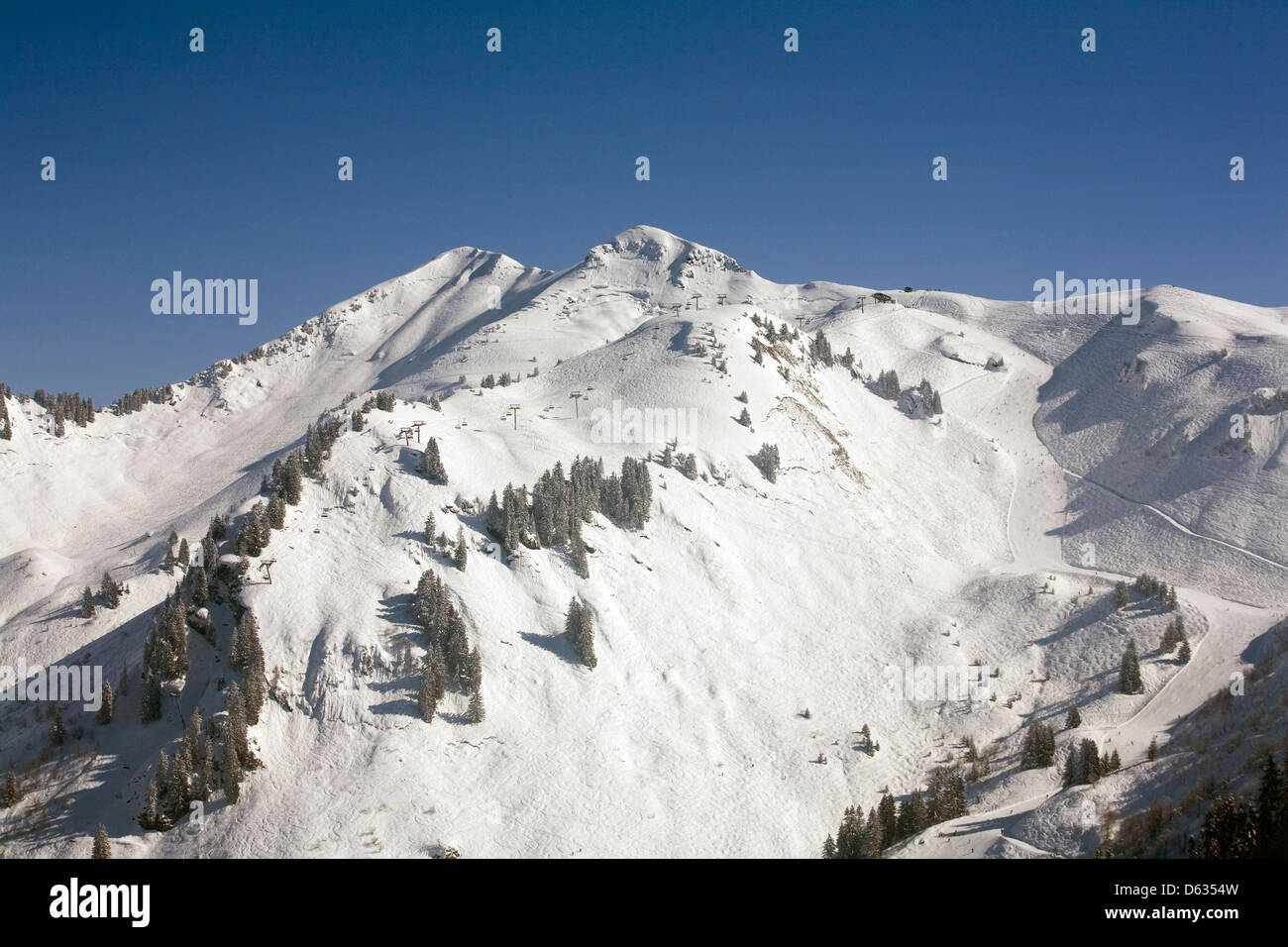 Pont D'Angolon Chamossiere sollevandosi al di sopra di piste da sci Morzine e Les Gets Portes du Soleil Haute Savoie Francia Foto Stock