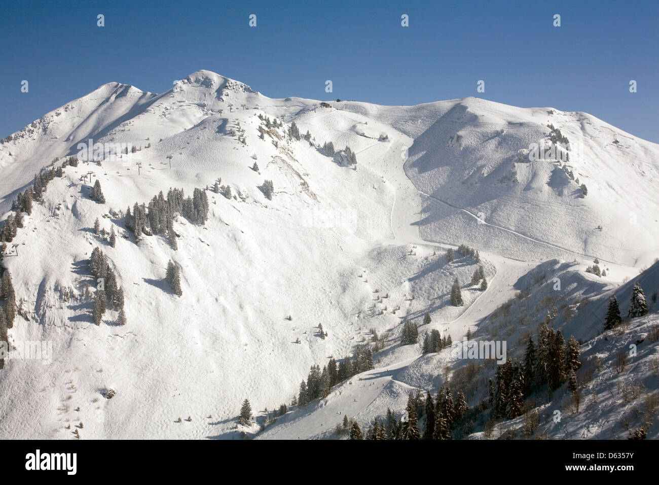 Pont D'Angolon Chamossiere sollevandosi al di sopra di piste da sci Morzine e Les Gets Portes du Soleil Haute Savoie Francia Foto Stock