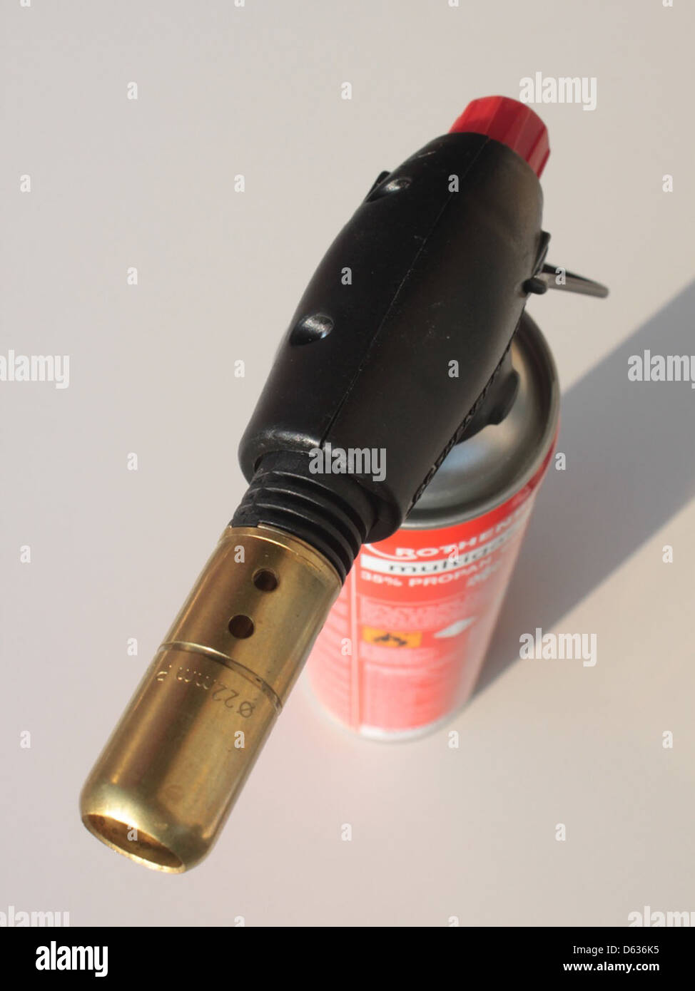 Un kit torcia a gas, progettato specificamente per la saldatura e la lavorazione dei metalli. Il set include vari componenti necessari per diversi tipi di lavori di saldatura, dimostrando la versatilità e la funzionalità degli utensili. Foto Stock
