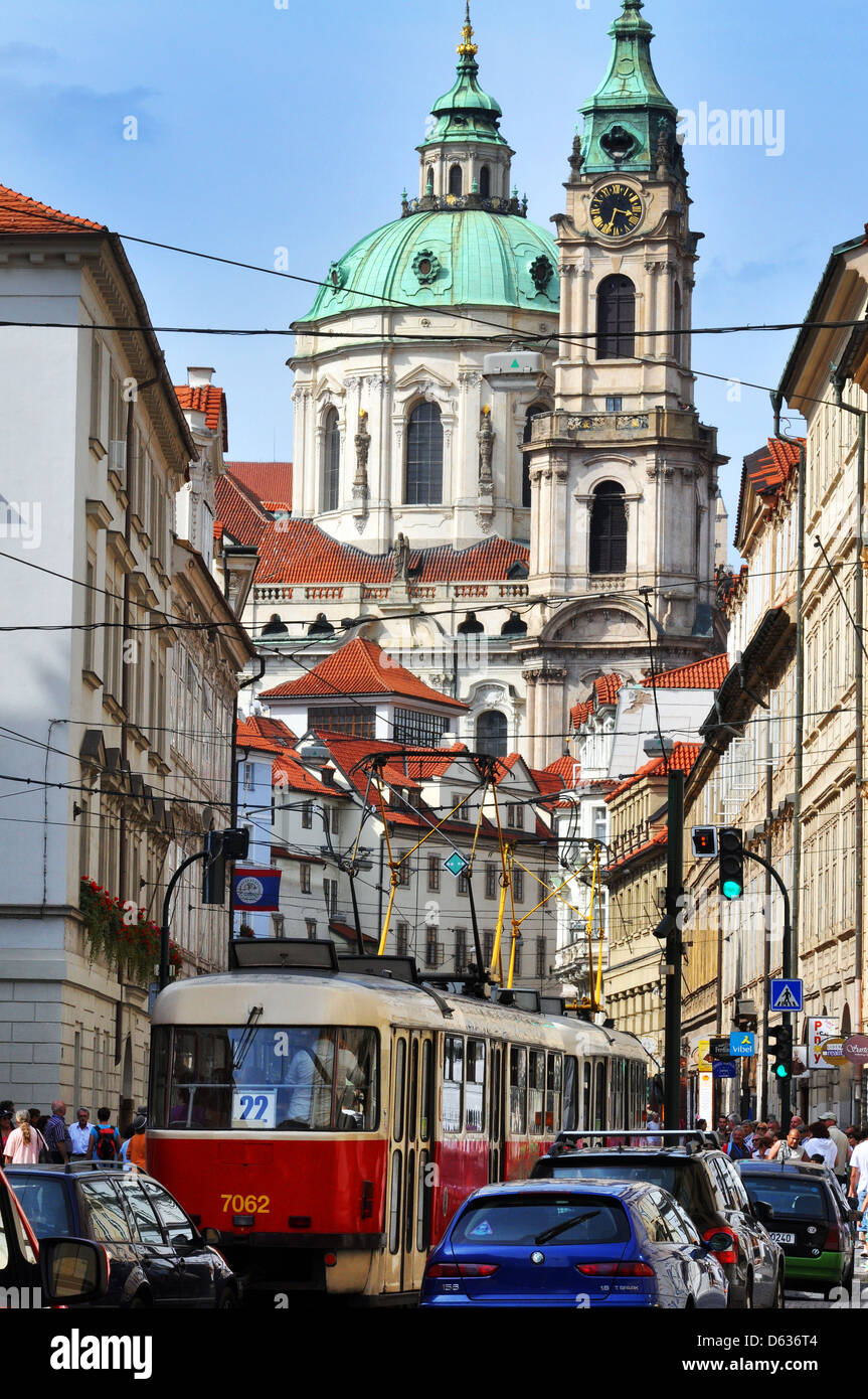 I tram e il traffico sul quartiere di Mala Strana street, Praga, Repubblica Ceca Foto Stock