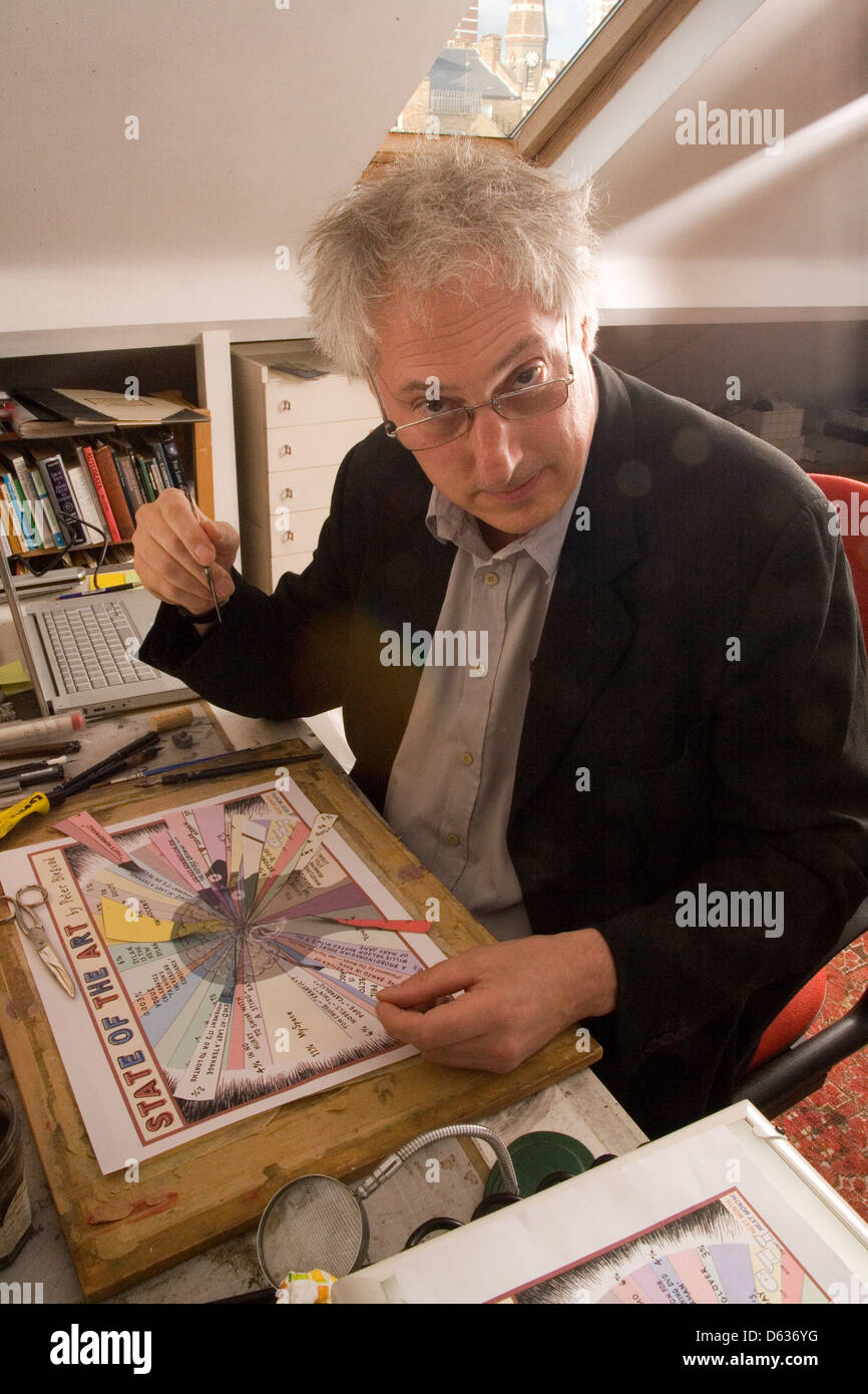 Peter Blegvad musicista americano, cantautore, fumettista e. Fotografato nel suo studio a casa a Londra, Inghilterra. Foto Stock