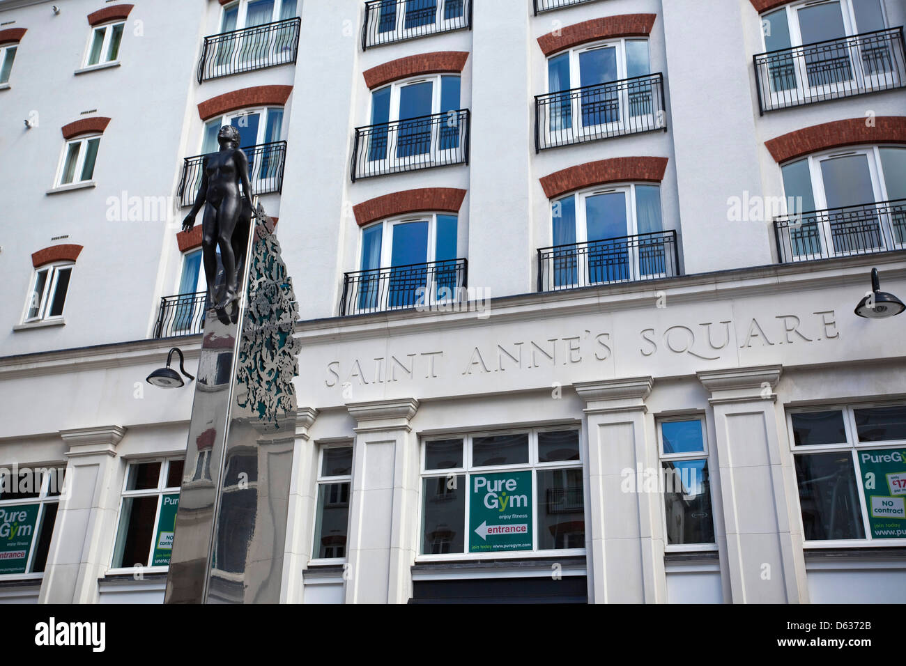 Saint Annes Square, Cathedral Quarter, Belfast, Irlanda del Nord, Ristoranti, Intrattenimento, residenziali, scultura Foto Stock