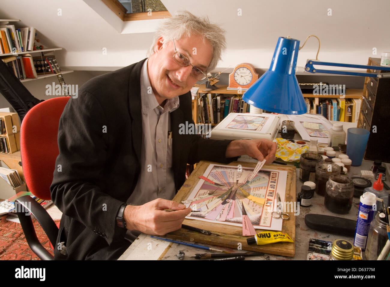 Peter Blegvad musicista americano, cantautore, fumettista e. Fotografato nel suo studio a casa a Londra, Inghilterra. Foto Stock