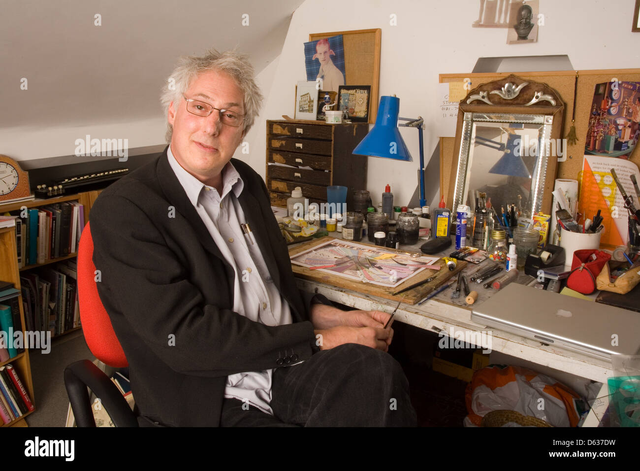 Peter Blegvad musicista americano, cantautore, fumettista e. Fotografato nel suo studio a casa a Londra, Inghilterra. Foto Stock