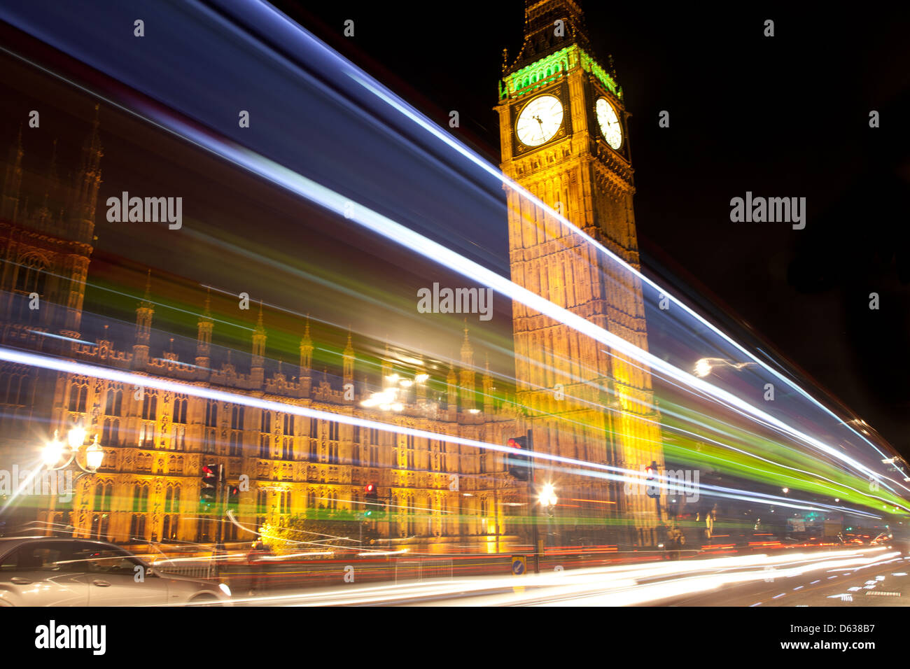 Una scena notturna che mostra il Big Ben orologio, mentre striature chiare sono realizzati mediante passaggio di un bus, fatto da una lunga esposizione effetto Foto Stock