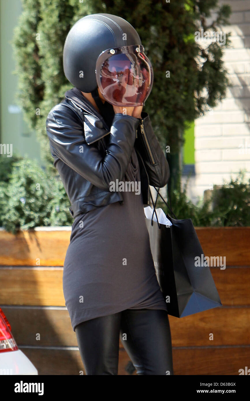 Halle Berry mette su un casco come lei e il suo fidanzato prepararsi a guidare una moto dopo la partenza da Barneys New York in Beverly Foto Stock