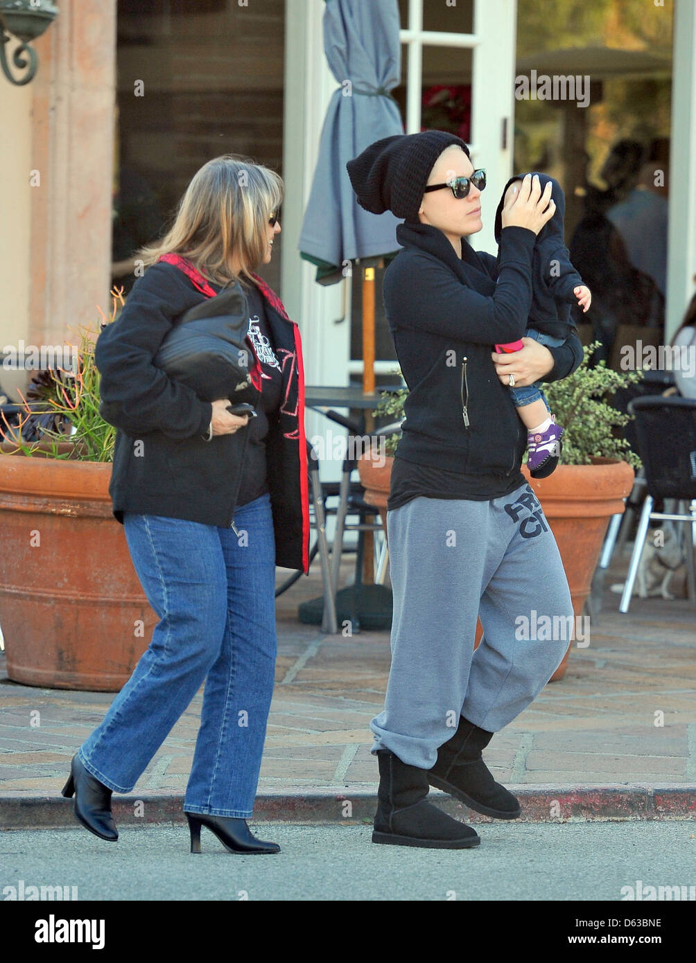 Rosa (vero nome Alecia Moore) con la famiglia in Malibu Los Angeles, California - 23.12.11 Foto Stock