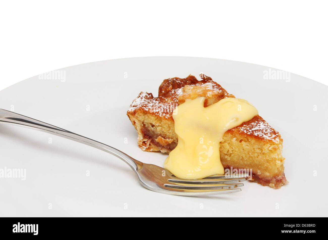 Fetta di Bakewell crostata con crema pasticcera e una forcella su una piastra Foto Stock