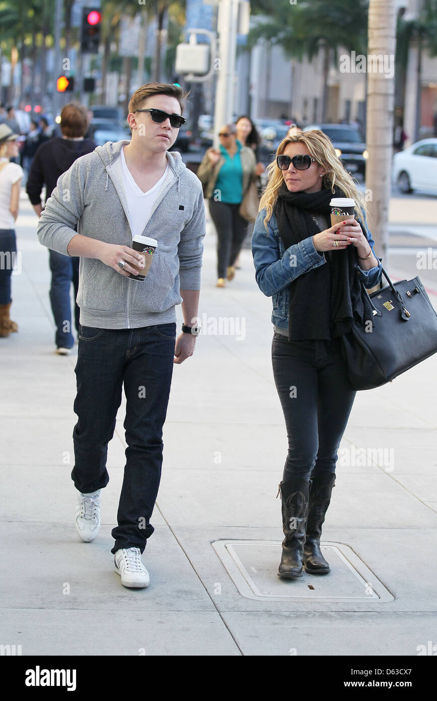 Jesse Mccartney E La Sua Ragazza Eden Sassoon Natale Shop Di Rodeo Drive A Beverly Hills Los Angeles California Foto Stock Alamy