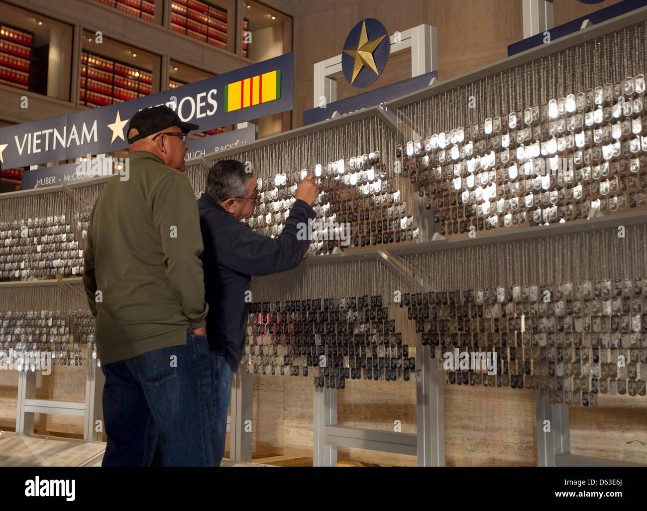 Maschio veterani ispanica visita il Museo di LBJ in Austin, Texas. copie di dog tags militari da veterani della guerra del Vietnam Foto Stock