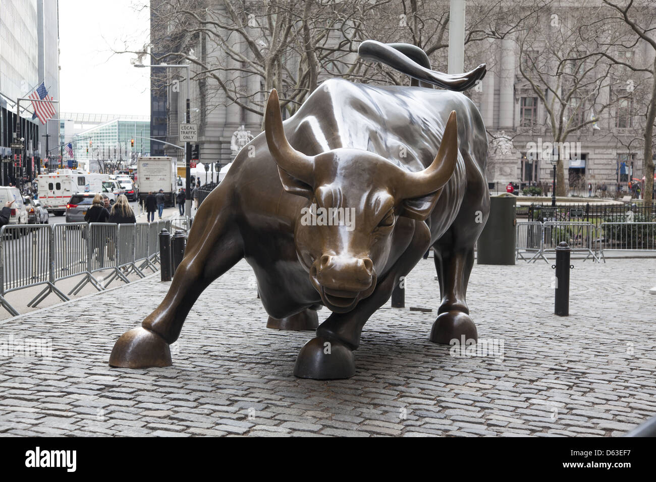 Il famoso Wall Street Bull sul Lower Broadway nel Quartiere Finanziario, Manhattan NYC. Foto Stock