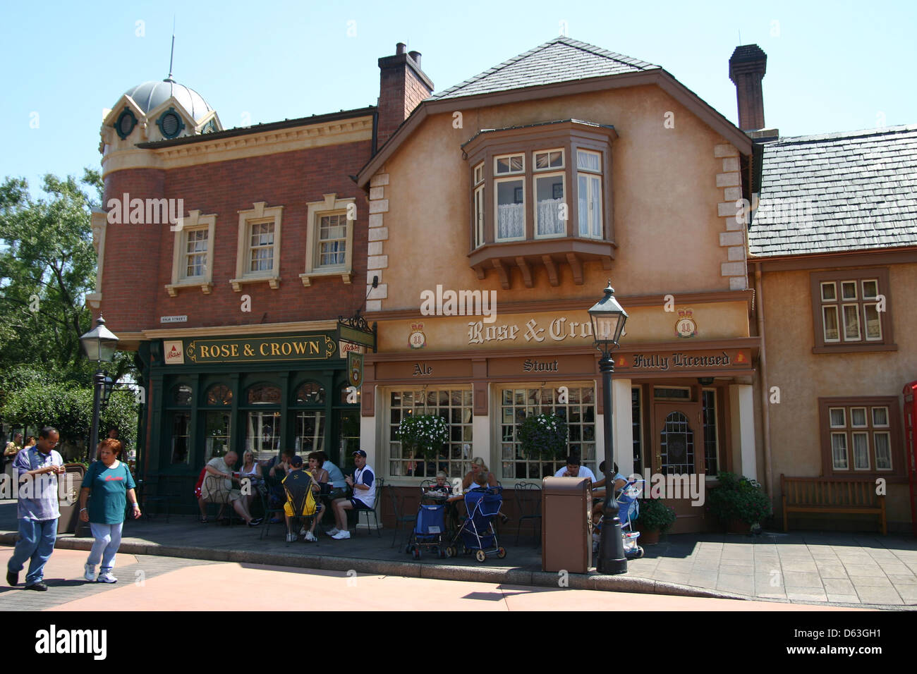 Il Rose & Crown pub e sala da pranzo che serve piatti Inglesi tradizionali,  come pure la birra e ale in Epcot, Disney World, Florida Foto stock - Alamy