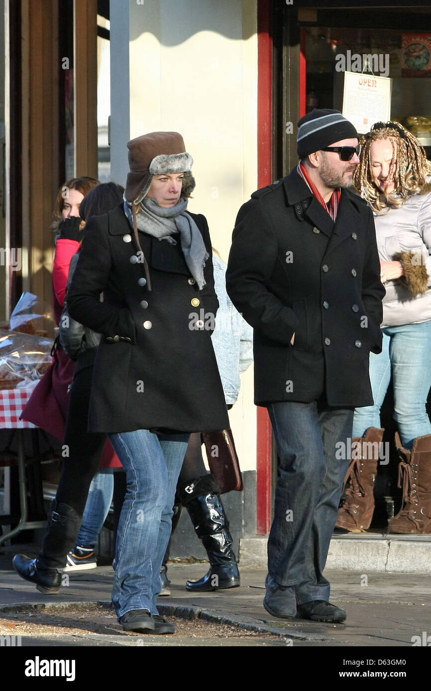 Ricky Gervais e il suo partner Jane Fallon fuori shopping in Primrose Hill Londra Inghilterra - 17.12.11 Foto Stock