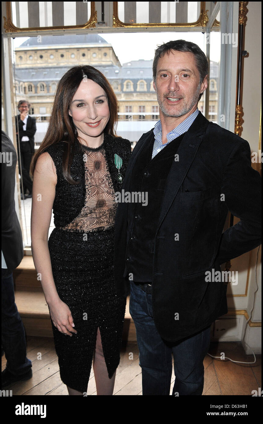 Elsa Zylberstein e Antoine de Caunes 'Francese di ordine culturale Awards" tenutasi presso il Ministro della Cultura - Interno a Parigi, Francia - Foto Stock