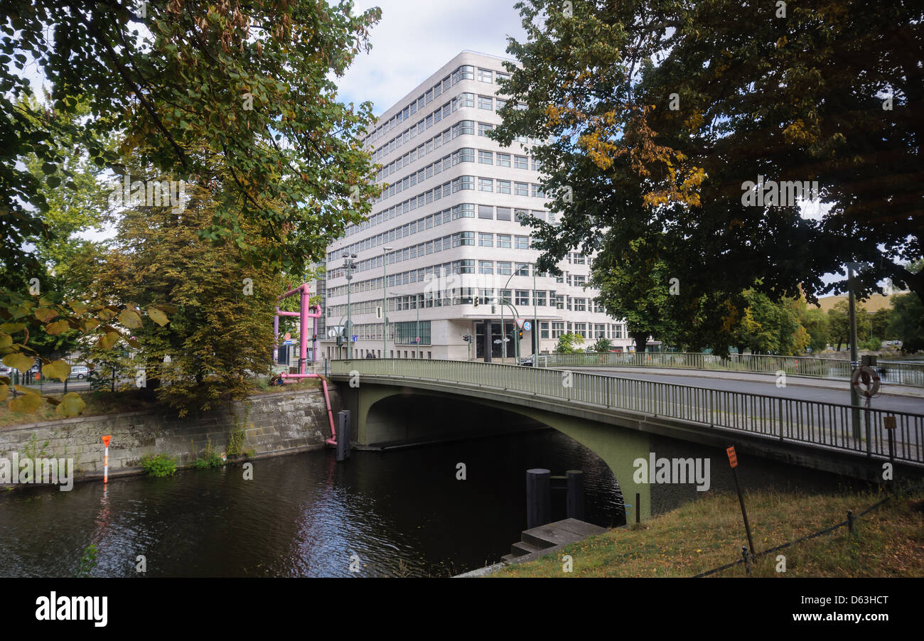 Edificio moderno lungo il fiume. Berlino, Germania. Foto Stock