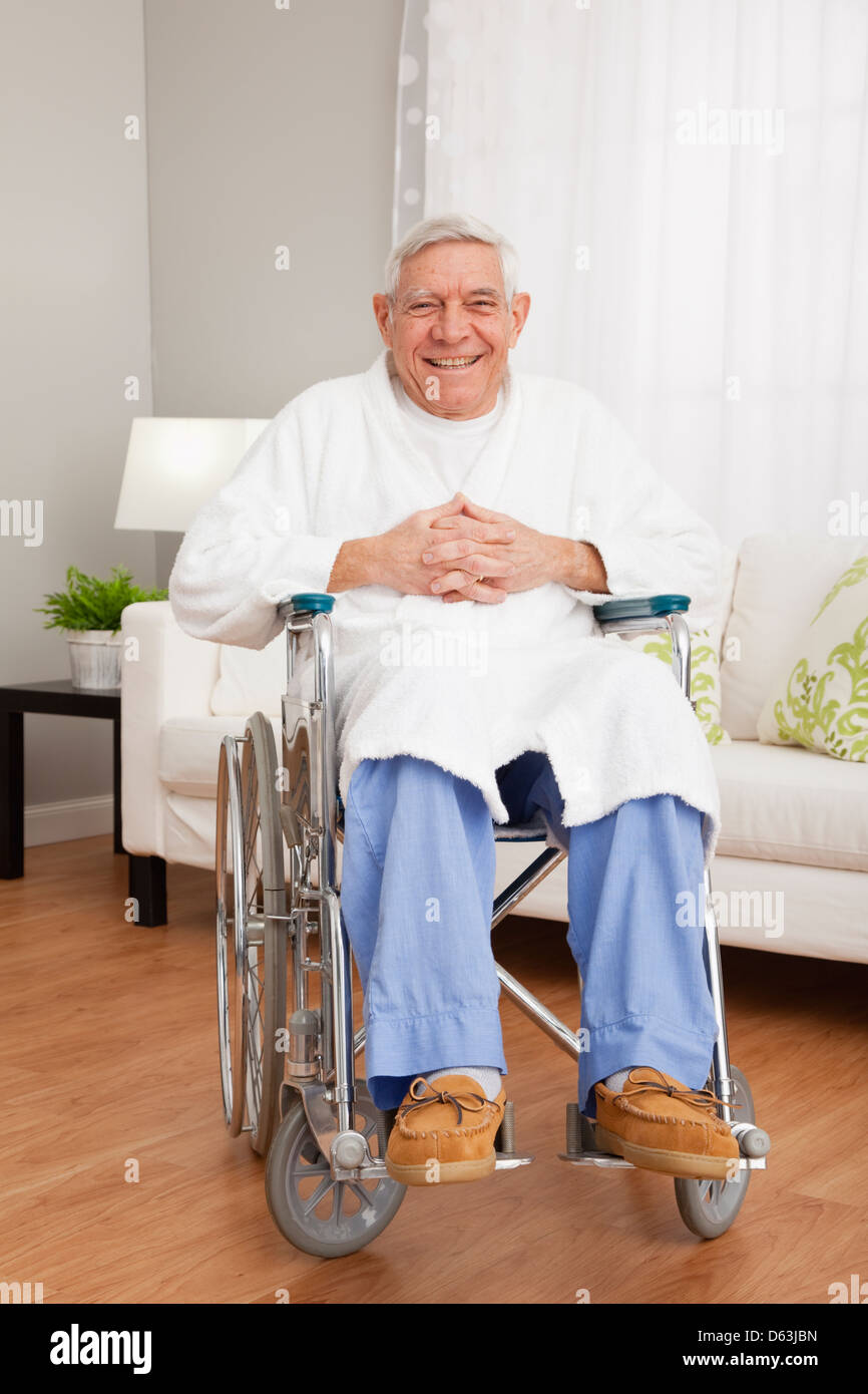 Ritratto di sorridere senior uomo sulla sedia a rotelle Foto Stock