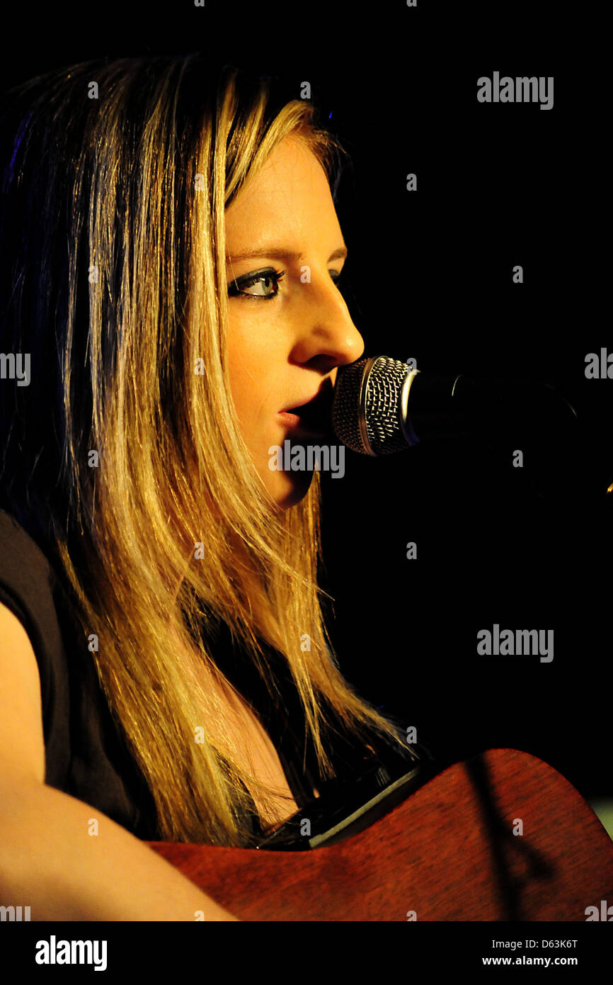 Kristy Gallacher (voce e chitarra) supporta David McAlmont in concerto all'O2 Academy di Birmingham. Birmingham, Inghilterra - Foto Stock