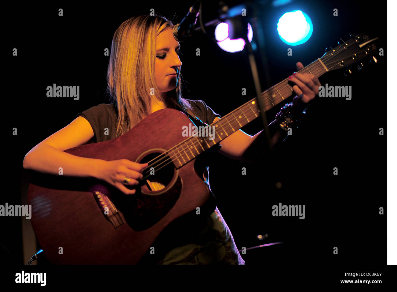 Kristy Gallacher (voce e chitarra) supporta David McAlmont in concerto all'O2 Academy di Birmingham. Birmingham, Inghilterra - Foto Stock