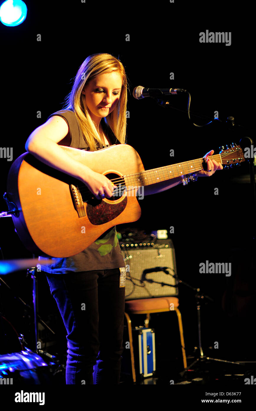 Kristy Gallacher (voce e chitarra) supporta David McAlmont in concerto presso l'Accademia o in Birmingham. Birmingham Inghilterra Foto Stock