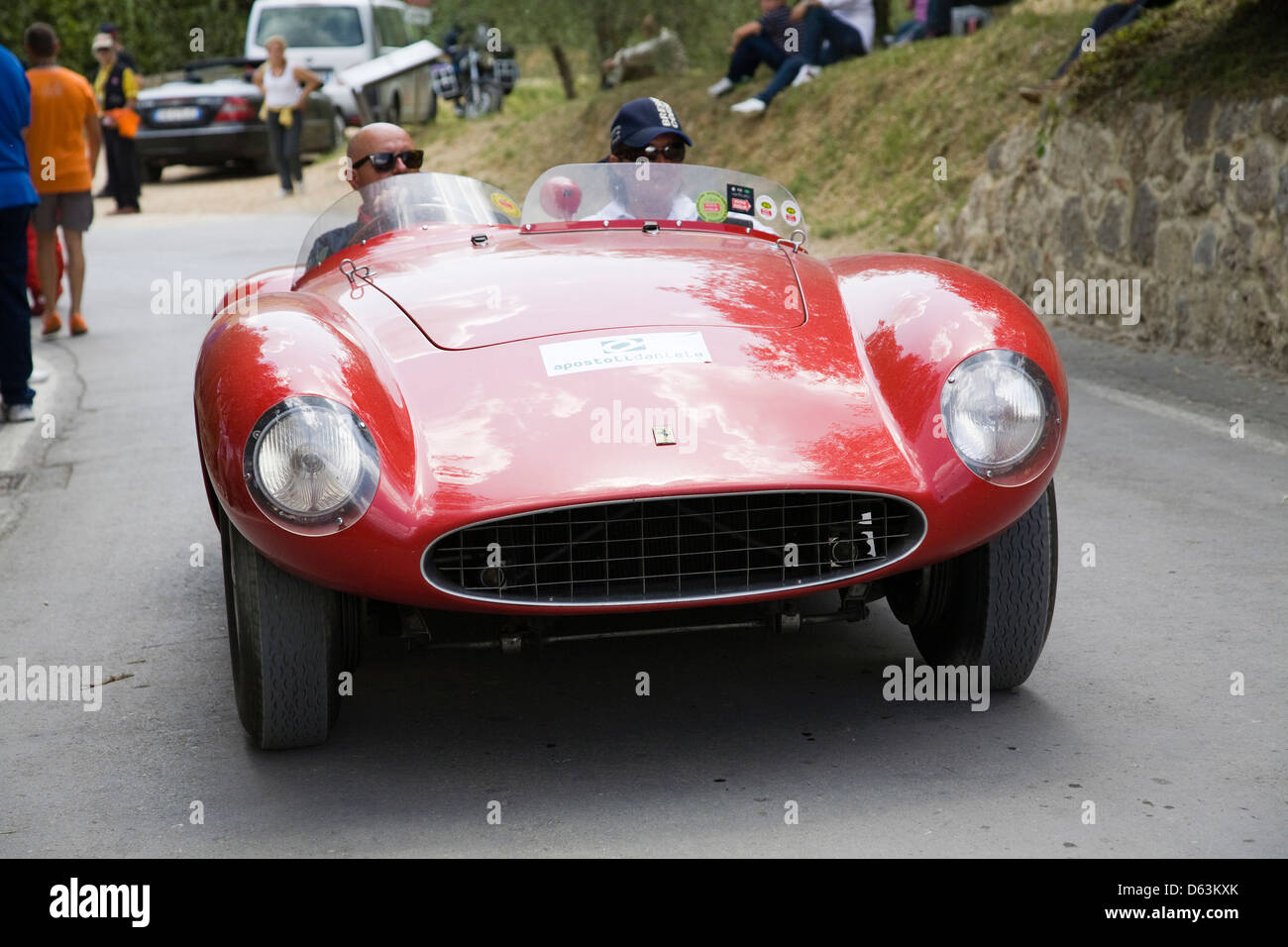 L'Europa, Italia, Toscana, Monteriggioni, 1000 miglia, auto d'epoca, ferrari Foto Stock