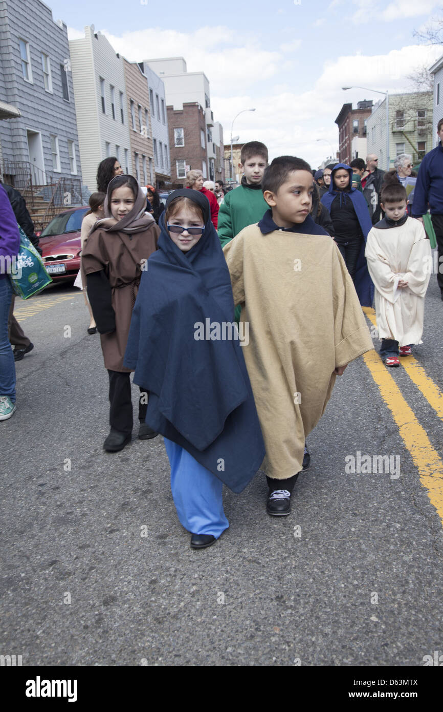 I bambini della "Via Crucis" Mary e Joseph seguire Gesù sulla Via Crucis di Williamsburg, Brooklyn, New York Foto Stock