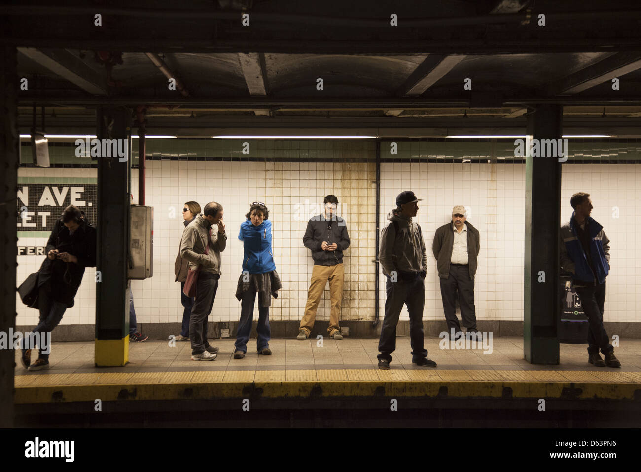Metropolitan Avenue subway platform, Williamsburg, Brooklyn, New York Foto Stock